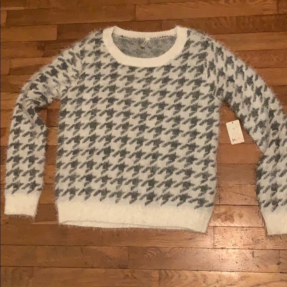 Cute sweater, never been worn.